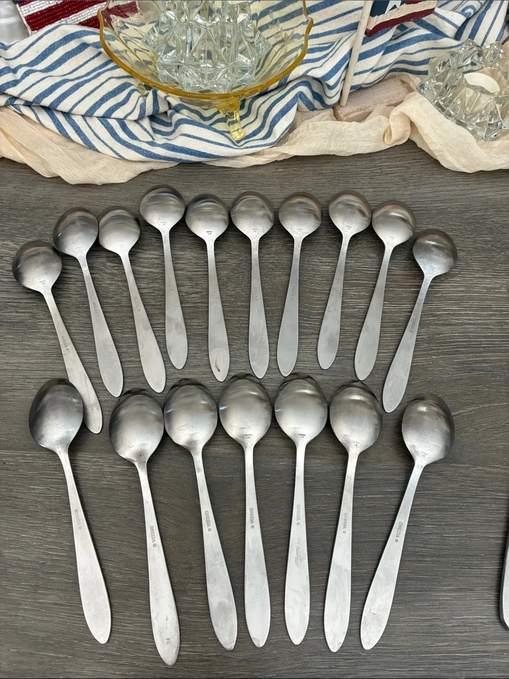 Oneida Flatware Stainless 47 pieces Sleek Satin Finish
